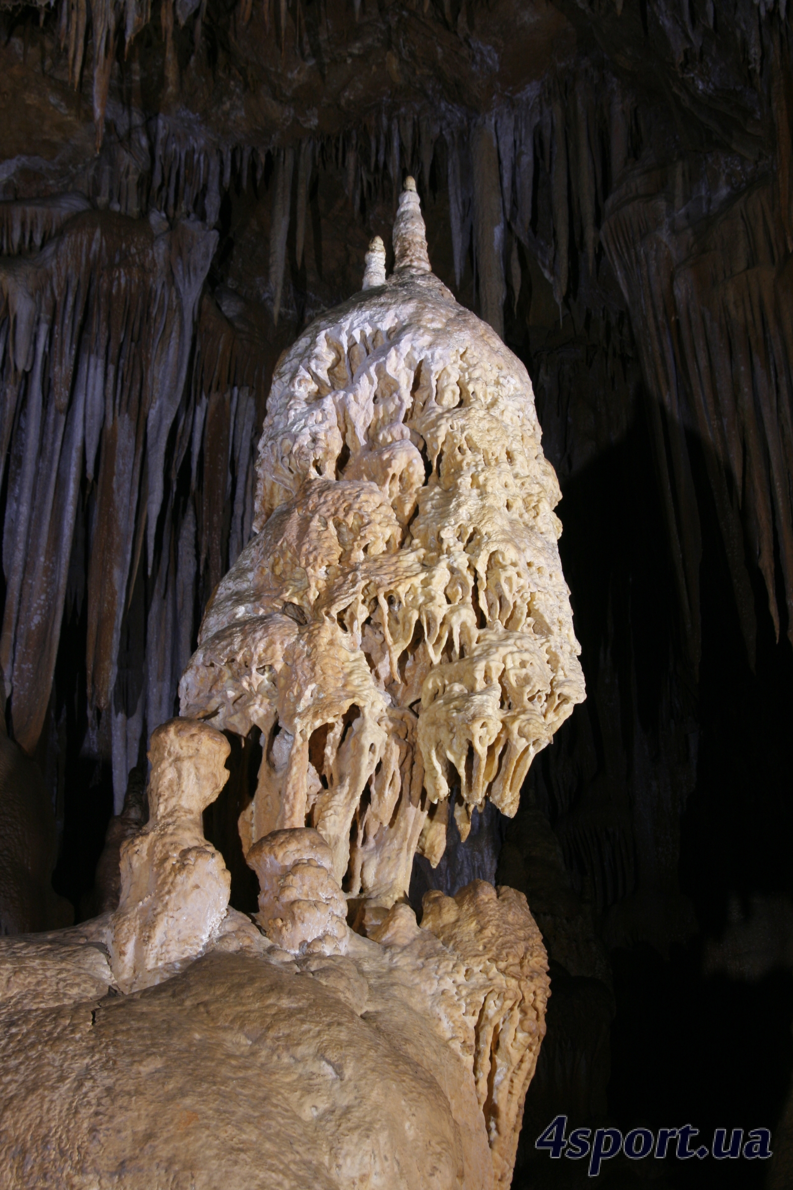 сталагмиты пещеры "Кристальная"