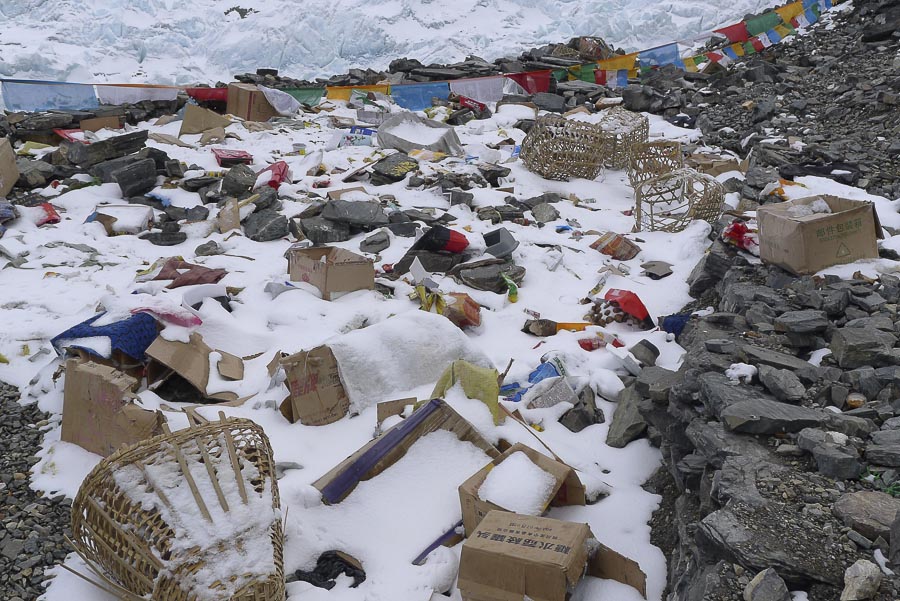 мусор оставленный на Северной стене Эвереста. май 2013 
