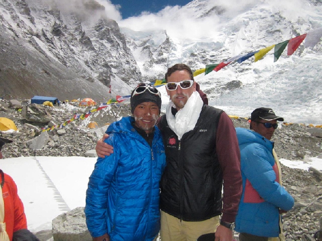 Кентон Кул (Kenton Cool) и Dorje Gylgen Sherpa перед своим историческим прохождением "Тройной Короны Кхумбу"