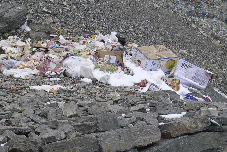  мусор оставленный на Северной стене Эвереста. май 2013