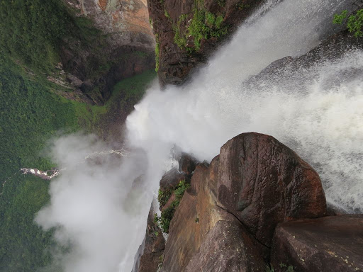 вид вниз с хайлайна над водопадом  Анхель (Angel Falls) 