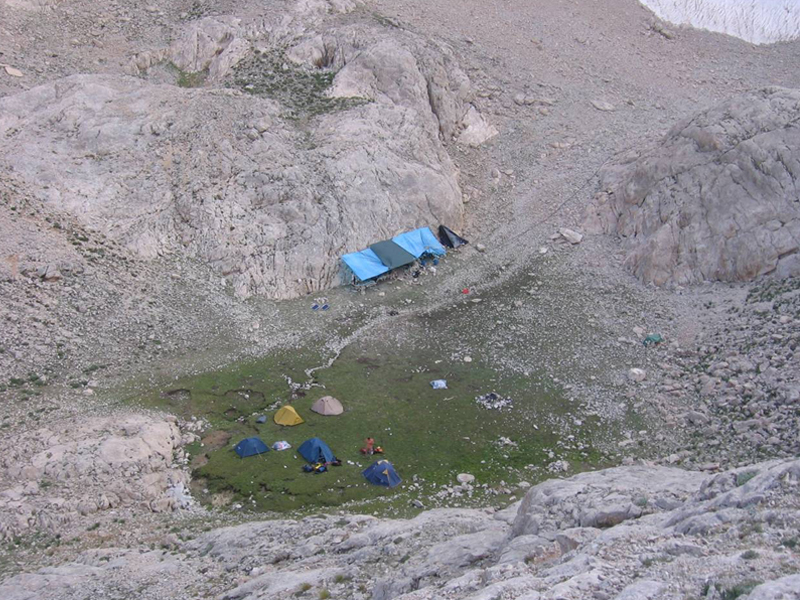 наземный базовый лагерь (НБЛ) у пещеры Кузгун