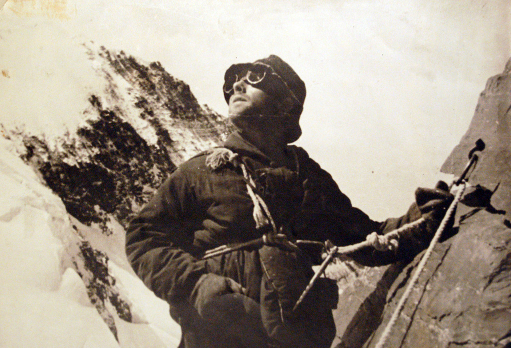 Евгений Абалаков во время восхождения на Пик Коммунизма (7495 м)