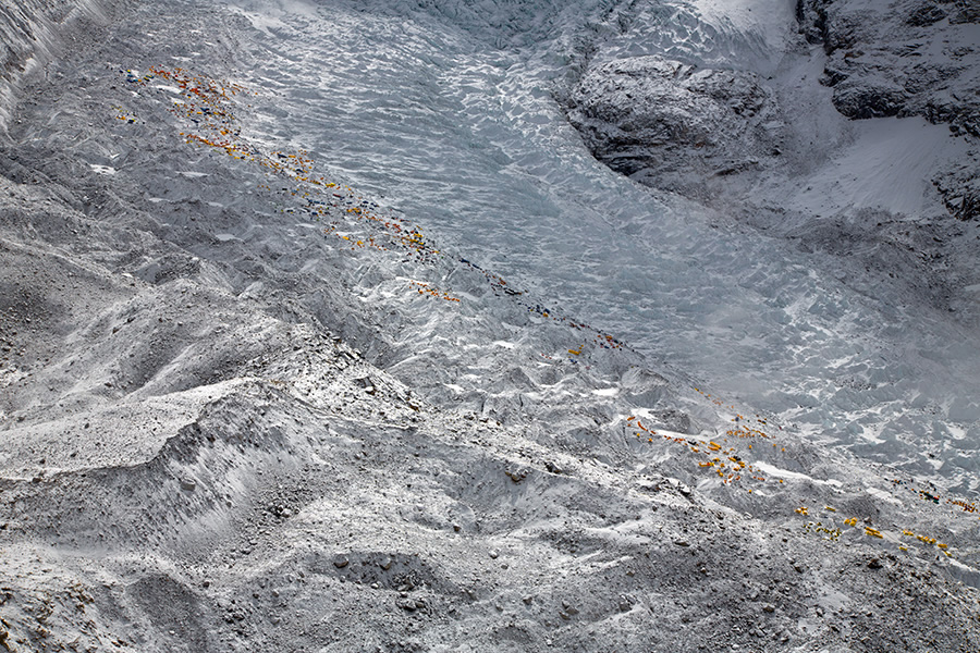  Базовый лагерь Эвереста. И это еще до начала "высокого сезона" восхождений. Фото  Jonathan Griffith
