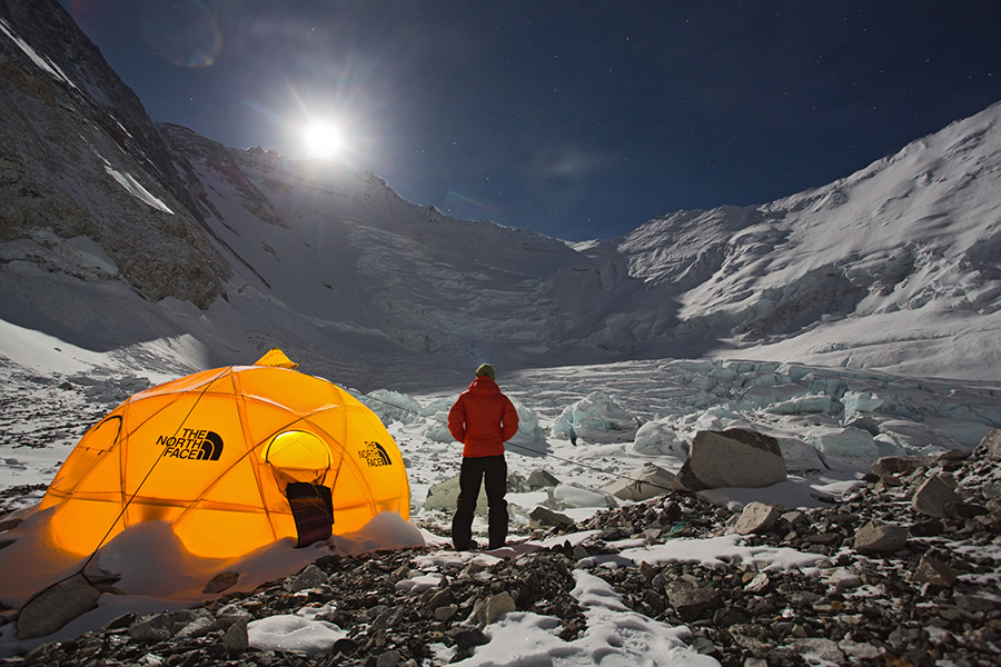 Лагерь Camp2 на Эвересте в полнолуние