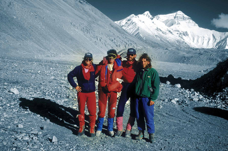  Спасательная команда Артура Хайзера после операции "Удар молнии" ("Thunderbolt")  на леднике Rongbuk. С лева на право: Gary Ball, Andrzej Marciniak, Rob Hall, Artur Hajzer