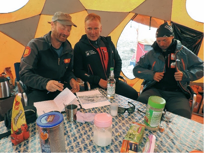 Thomas Laemmle, Артур Хайзер (Artur Hajzer) и Марчин Качкан (Marcin Kaczkan) в Базовом лагере Немецкой экспедиции на Гашербрум. июнь 2013