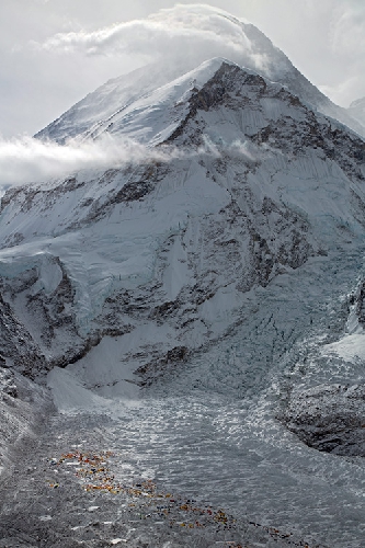 Капризный Эверест. Вид на Базовый лагерь перед рассветом. Фото Джонатана Гриффита