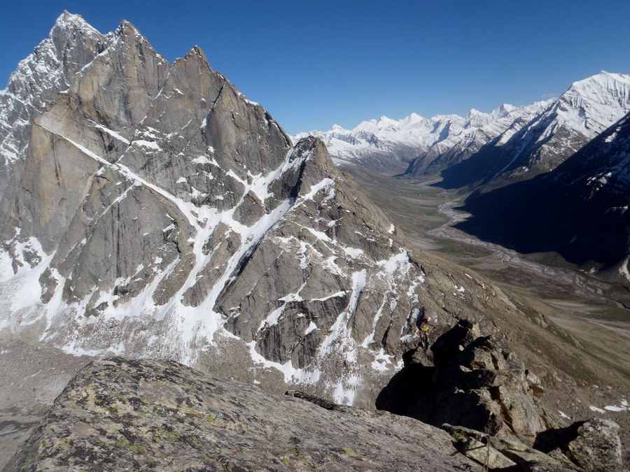  Альберто Уртасун (Alberto Urtasun) и Феликс Санчес (Félix Sánchez) у вершины маршрута "Durga" (400 м, 6b) на Toro Peak (4.900 м)