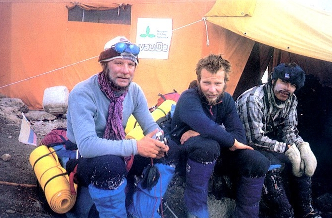 Ежи Кукучка (Jerzy Kukuczka), Артур Хайзер (Artur Hajzer) и Carlos Carsolio у Базового лагеря Manaslu. 1986 год 