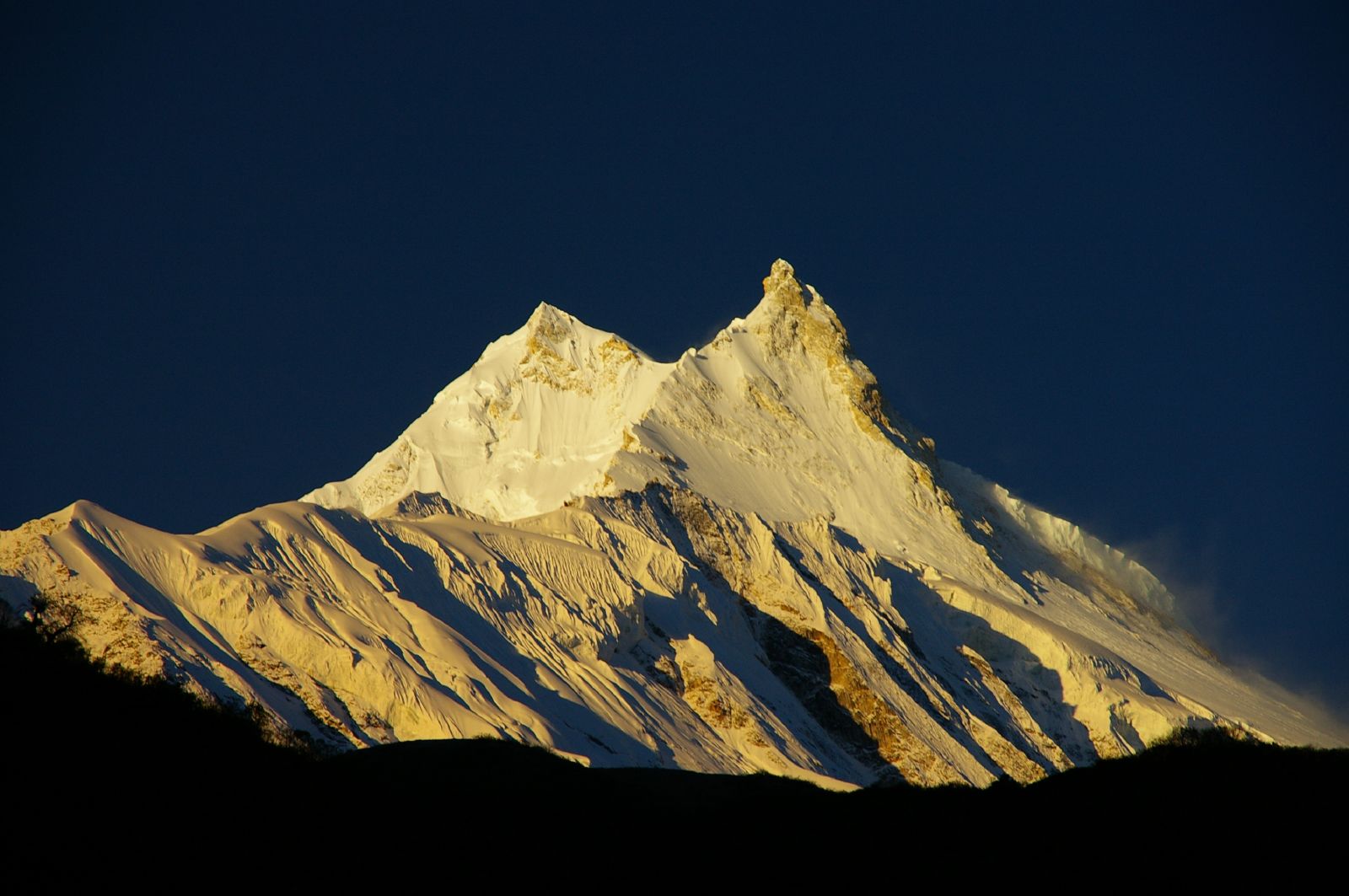  Восьмитысячник Манаслу ((Manaslu, 8156 м) - Главная вершина — слева