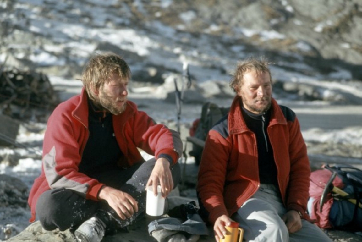 Артур Хайзер (Artur Hajzer) слева и Ежи Кукучка (Jerzy Kukuczka) после победы над восьмитысячником Аннапурна I (8091 м). зима 1987 года