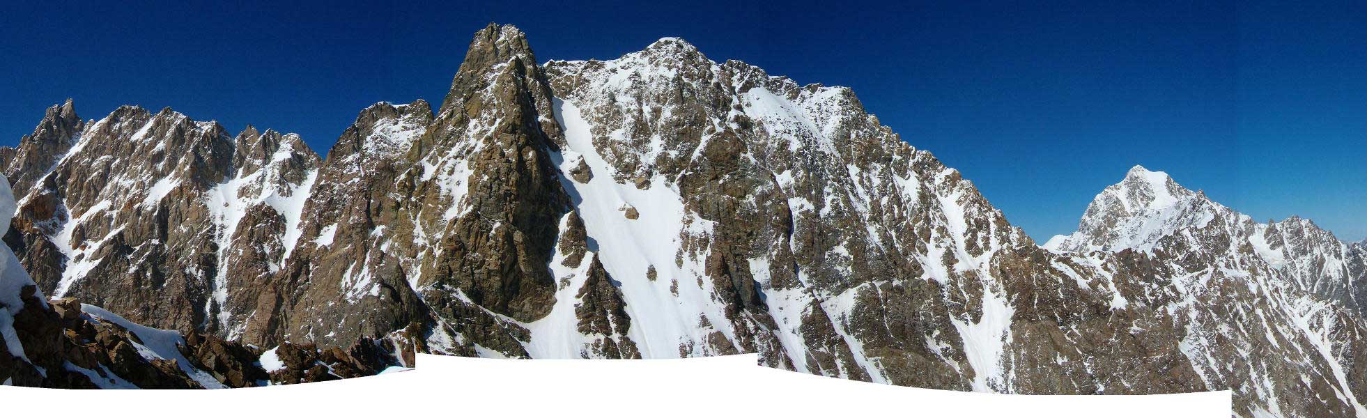 Северный массив. Слева отрог Дыхтау (5203), в центре Мижирги (5025), справа Коштантау (5152)
