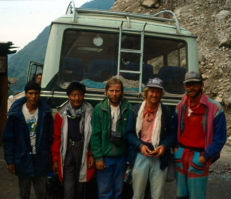 Артур Хайзер (в центре) после спасоперации на Эвересте в 1989 году