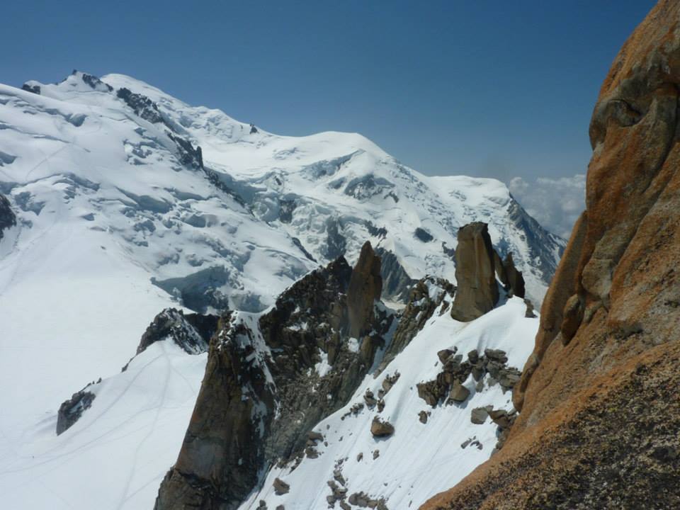 Мартина Цуфар (Martina Čufar) на новом маршруте 8а башне на гребне "Космик" (Cosmiques) на горе Эгюий-дю-Миди (Aiguille du Midi) в массиве Монблан