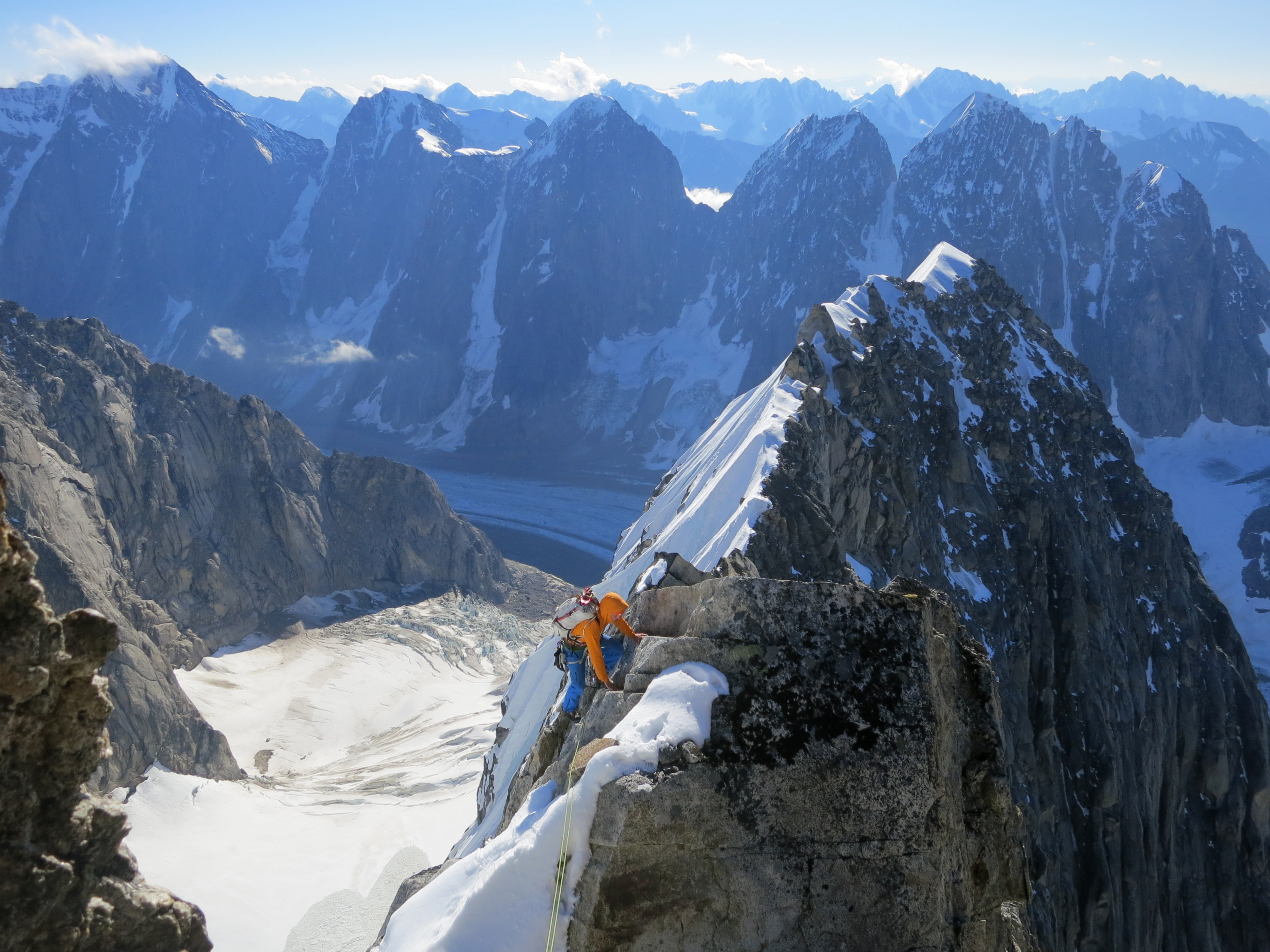  Graham Zimmerman на вершине горы Angel. На фоне горный массив Revelation Glacier