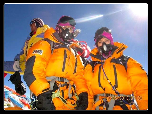 Таши Малик (Tashi Malayika Malik) и Нунгши Малик (Nungshi Sayuri Malik) на вершине Эвереста 19 мая 2013 года