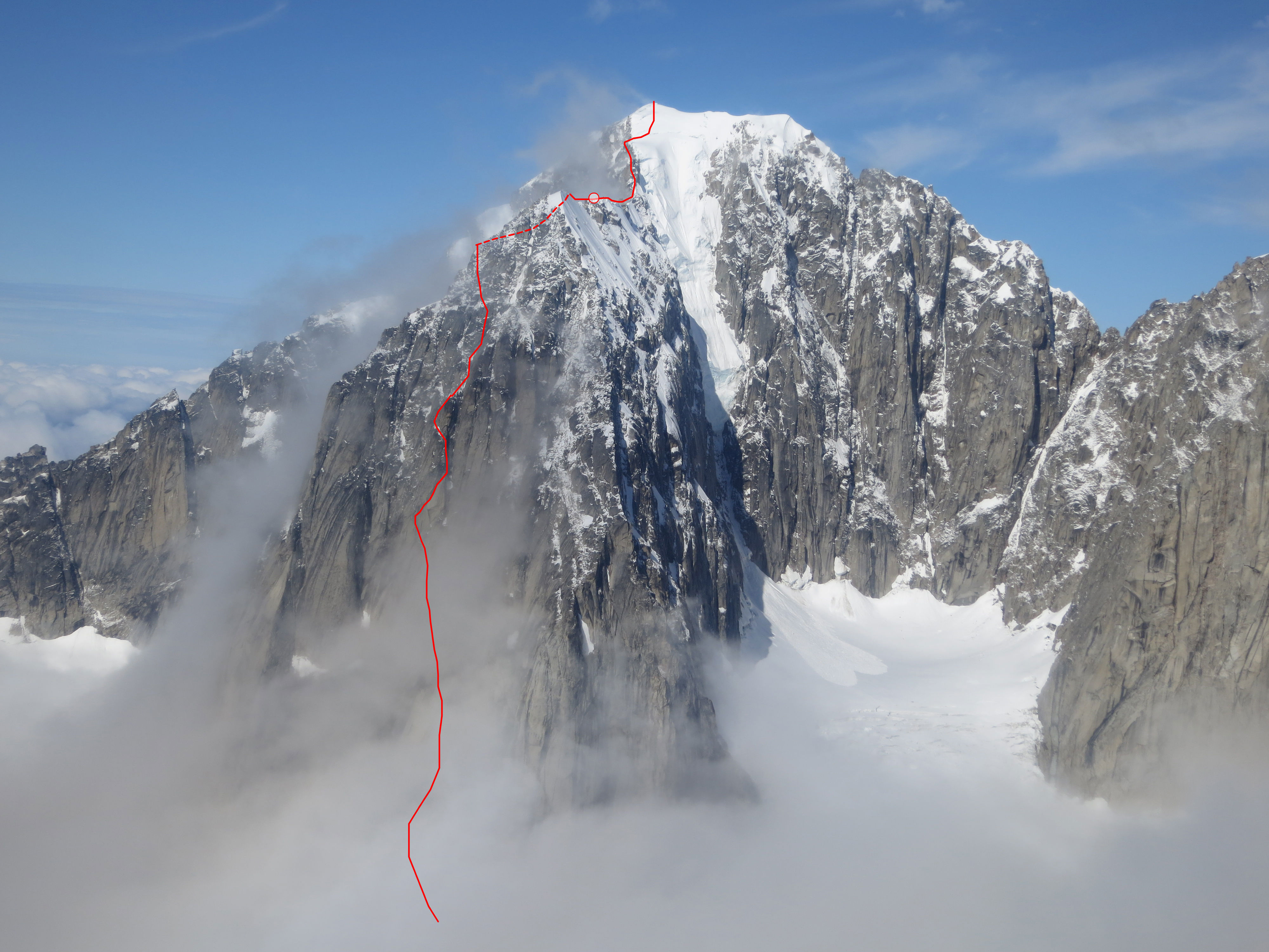 Новый маршрут на гору Angel (2892м, Аляска). Альпинисты поднялись справа от первого маршрута на вершину 1985 года