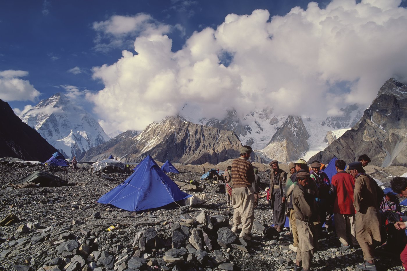 Пакистанские портеры у лагеря К2. Фото Adrian Hayes