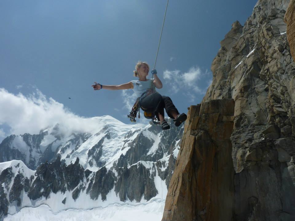 Мартина Цуфар (Martina Čufar) на новом маршруте 8а на гребне "Космик" (Cosmiques) на горе Эгюий-дю-Миди (Aiguille du Midi) в массиве Монблан