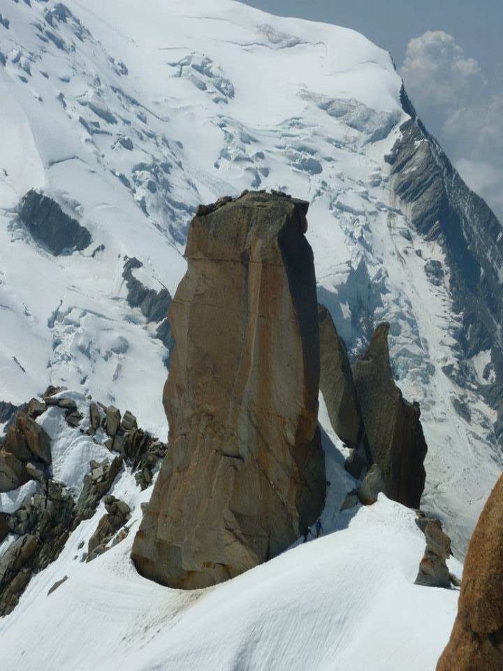 Мартина Цуфар (Martina Čufar) на новом маршруте 8а на гребне "Космик" (Cosmiques) на горе Эгюий-дю-Миди (Aiguille du Midi) в массиве Монблан