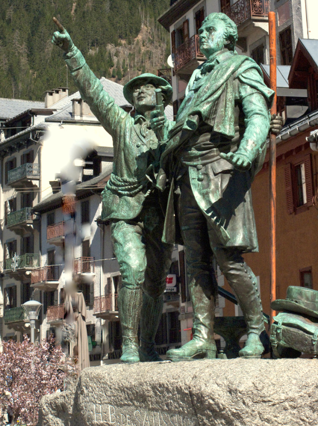  памятник альпинистам Бальма и Соссюру 