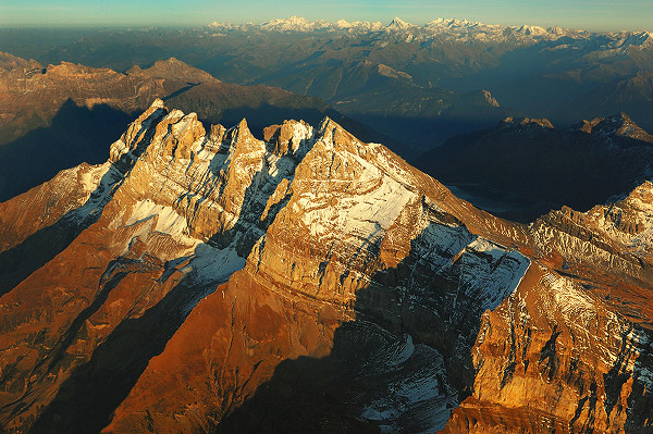 Гора Дан дю Миди, кантон Вале, 3257 м., на фоне Бернских Альп