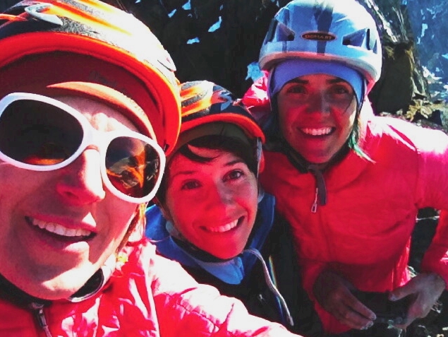 Команда альпинистов "Glitterbomb": Quinn Brett, Prairie Ciel Larronde Kearney, и Lizzy Scully 
