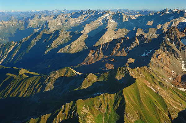 Горы в регионе Брегалия (Bregaglia) на итало-швейцарской границе, с горами Пиц Бадиле (Piz Badile) 3308 м., Пиц Ченгало (Piz Cengalo), 3367 м., и Монте Дисграция (Monte Disgrazia), 3687 м.