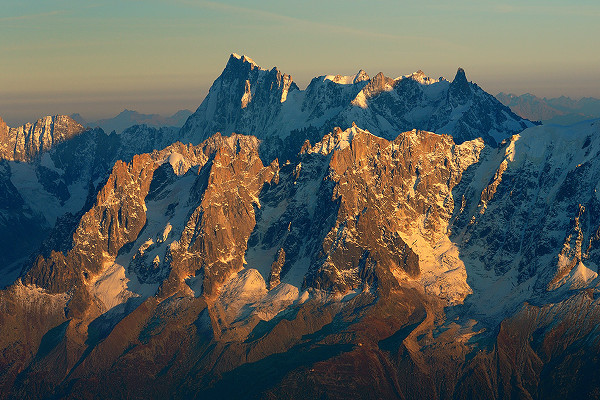 Гранд-Жорас (Grandes Jorasses) — вершина в массиве Монблана высотой 4208 м., расположена на границе Италии и Франции.