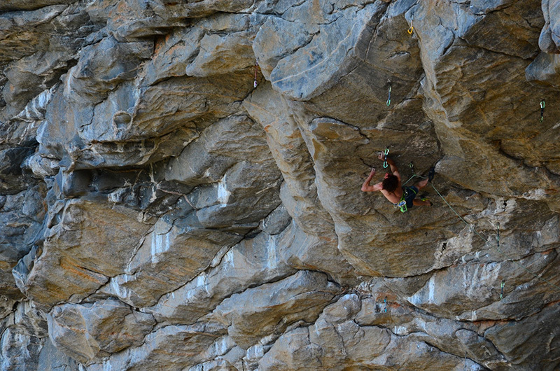 Адам Ондра на одном из своих проектов в пещере Hanshelleren cave в Flatanger. август 2013