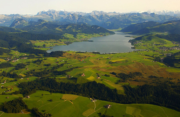 Гларнские Альпы и озеро Зильзее (Sihlsee).
