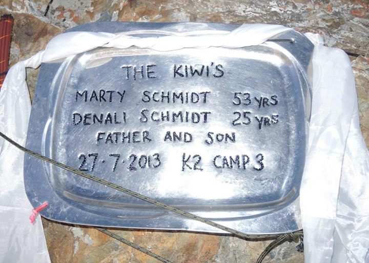  памятная табличка на Мемориале Гилки (Gilkey Memorial) погибшим Мартину Уолтеру Шмидту (Martin Walter Schmidt) и его сыну Денали (Denali) 