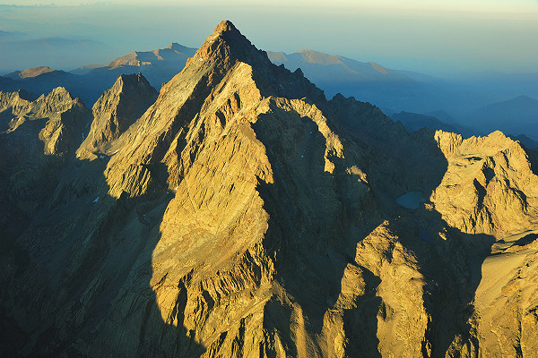 Гора Монте-Визо (Monte Viso / Monviso), 3841 м., в Котских Альпах (Италия).