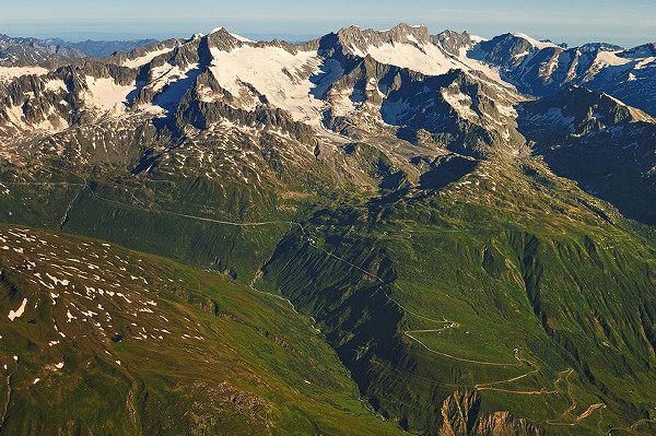 Перевал Фуркапасс (Furkapass), 2431 м., на фоне Гларнских альп.