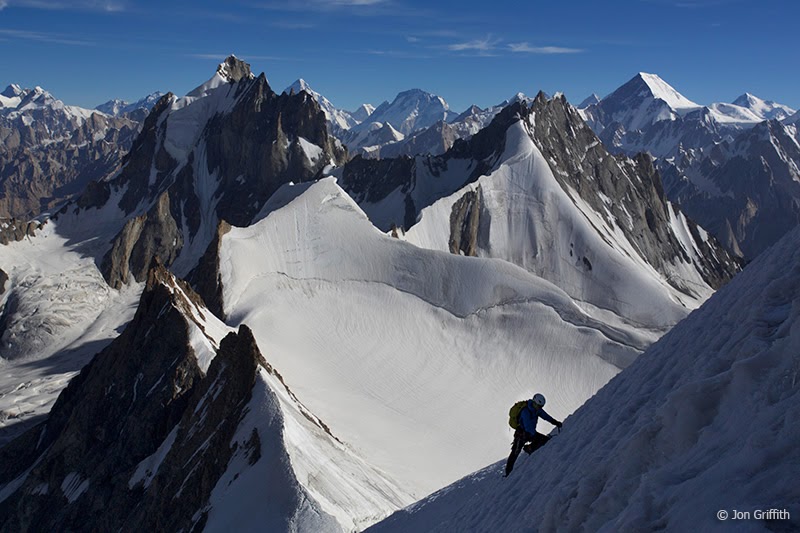 Джонатан Гриффит на Северном гребне пика Дрифика (Drifika Glacier) вид на K2, Broad Peak и Chongolisa 