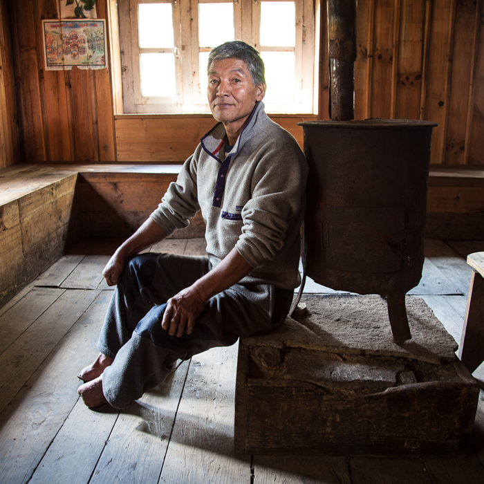 Анг Ками поднимался на Эверест с экспедицией непальской армии, в этом восхождении в следствии обморожения он потерял пальцы на обеих ногах. Он был отправлен в Великобританию, чтобы получить надлежащее лечение и в настоящее время он получает правительственную пенсию. Он также построил свой чайный домик в деревне Пхакдинг. 