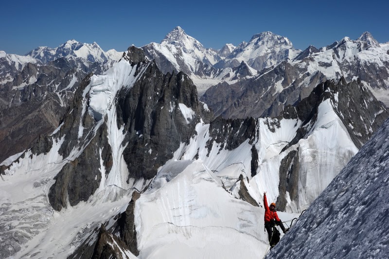  Джонатан Гриффит  на Северном гребне пика Дрифика (Drifika Glacier) вид на K2, Broad Peak и Chongolisa 