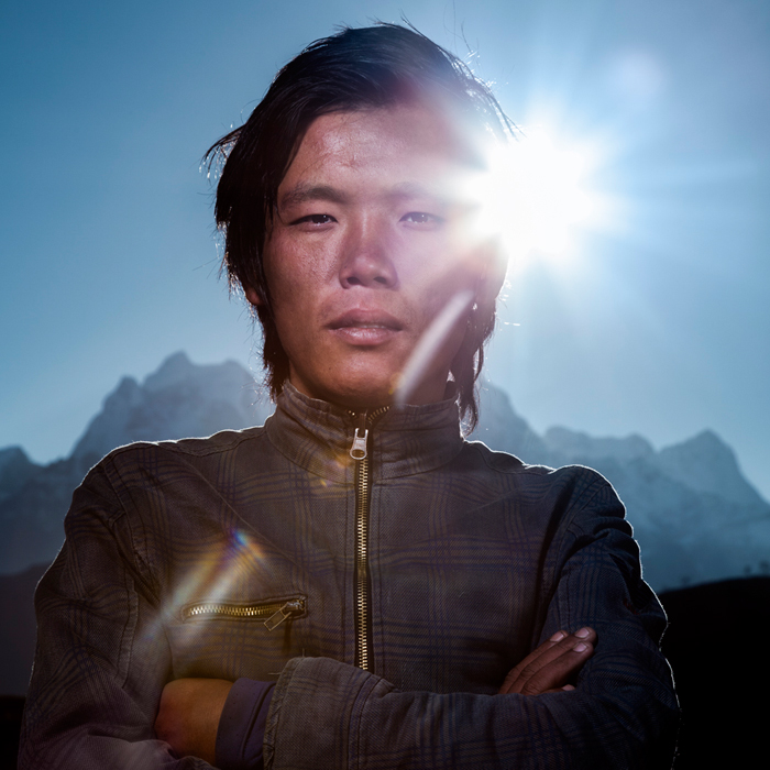 Мингма Черинг (Mingma Tshering), помогает заботиться о своем племяннике Chosang, чей отец умер на Эвересте в 2006 году. Мингма также работал на Эвересте в первый раз этой весной, перенося снаряжение на седловину Эвереста 