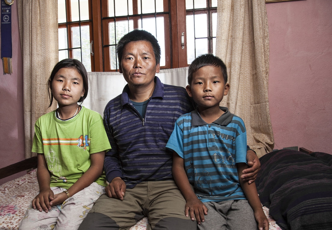 Несмотря на сложный перелом в лодыжке, полученной в июле 2012 года, Лхакпа Рангду вернулся на вершину Эвереста весной этого года, чтобы заработать деньги для своих детей Chhoki (слева, 12 лет), и Мингмы 9 лет. 