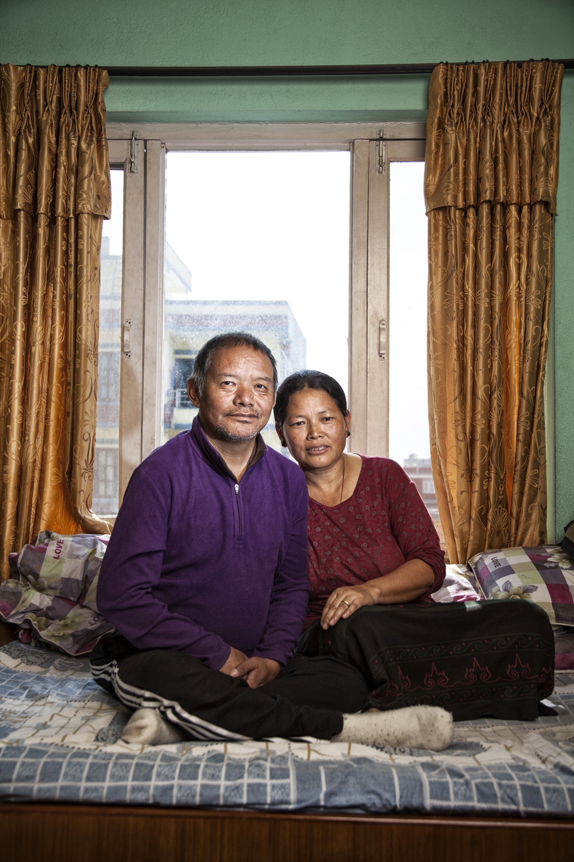  54-х летний Анг Темба (Ang Temba), перенес инсульт в экспедиции на Эверест в 2006 году. Вопреки советам врачей, он вернулся на Эверест в 2007 году и получил второй инсульт вскоре после возвращения. Сейчас он парализован и не может говорить. На фото он сидит со своей женой, Furba, в их доме в Катманду