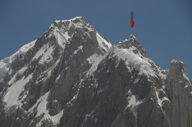 Вид на Link Sar, 7041 м. Красной стрелкой обозначен пик на который мы взошли