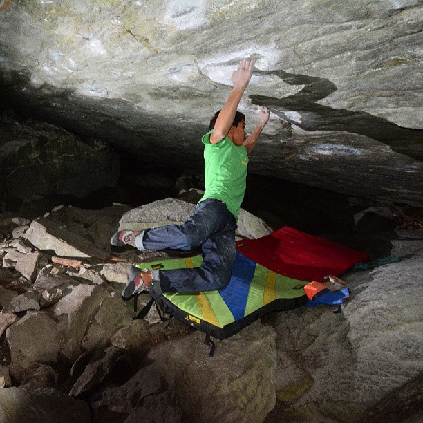 Мирко Кабальеро (Mirko Caballero) на темных сводах боулдеринговой пещеры в Magic Wood