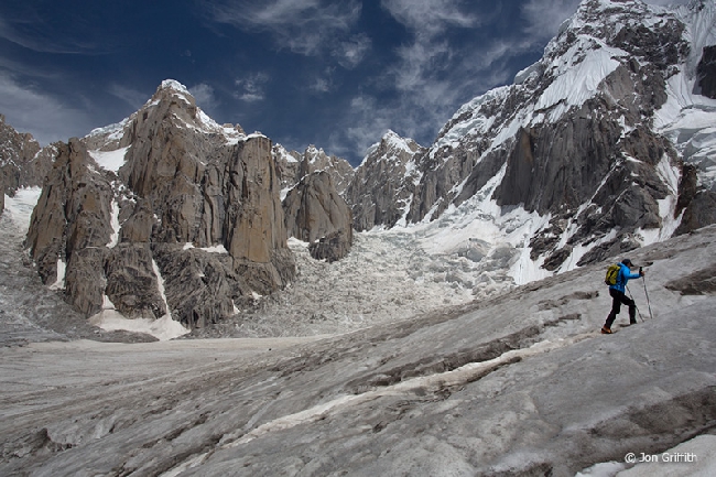 В верховьях ледника Чаракуса (Charakusa glacier), вершина Link Sar далеко впереди 