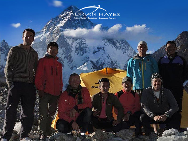 Команда Адриана Хейса (Adrian Hayes): K2 Expedition 2013. Адриан крайний с права в нижнем ряду 