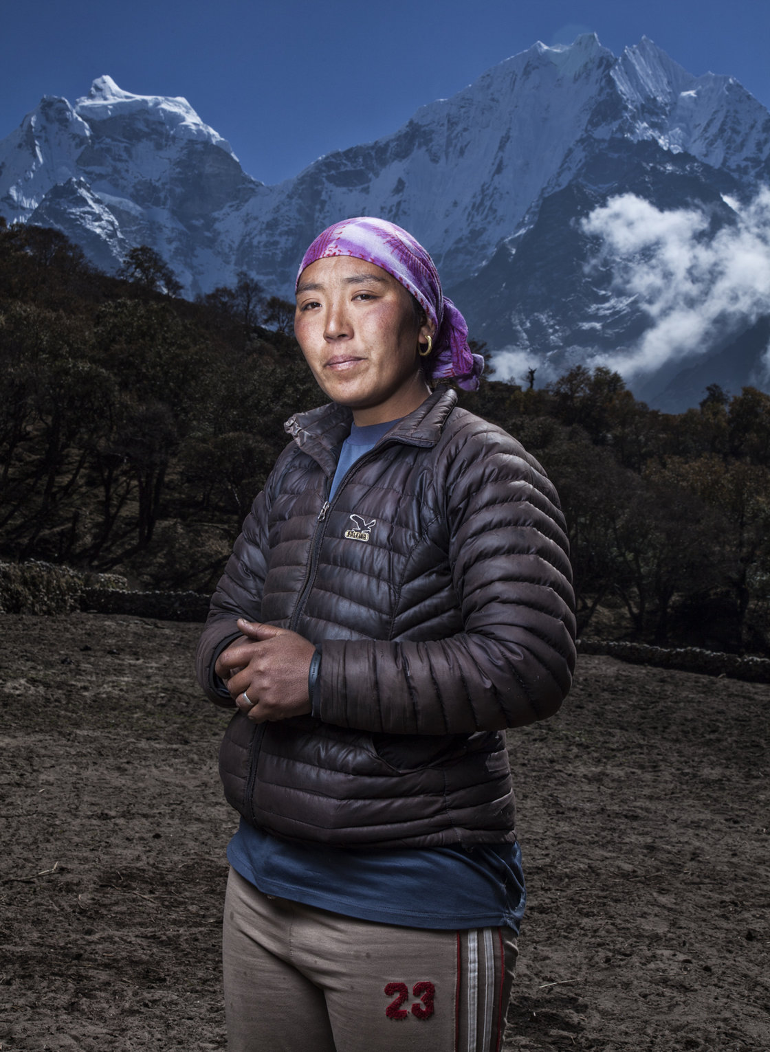 Jangmu потеряла мужа, Даву Тенцинга, который перенес инсульт в лагере 1 на Эвересте во время работы на иностранную экспедицию