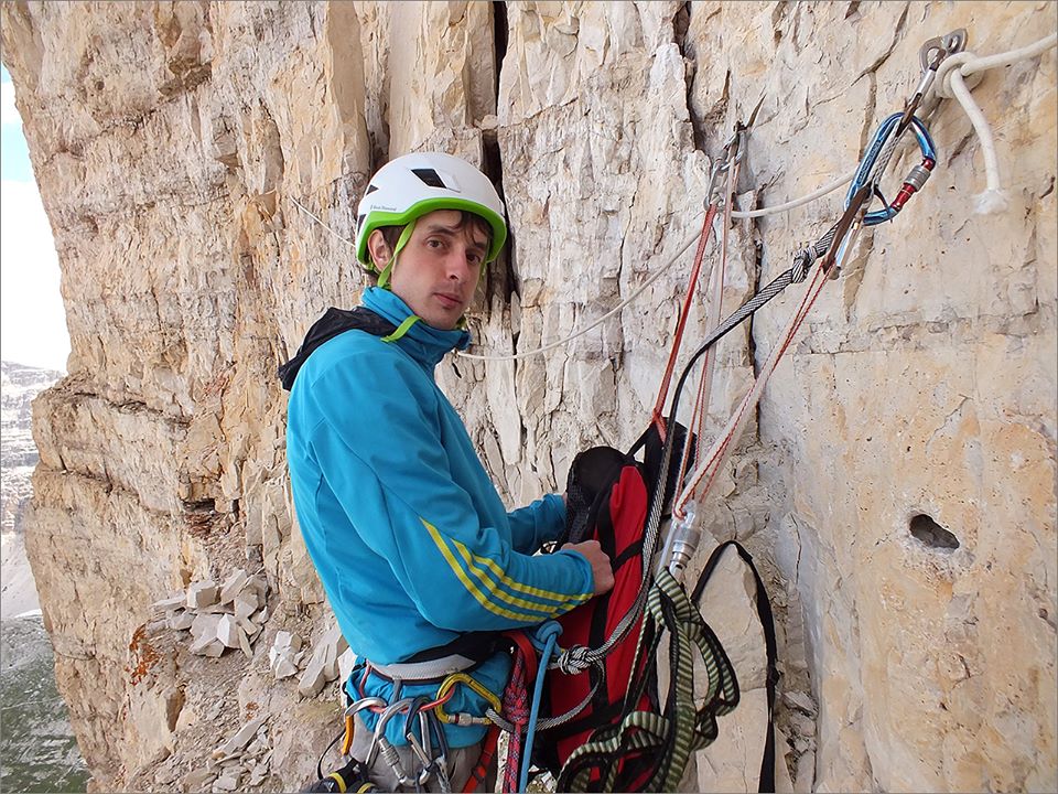 Дмитрий Шарафутдинов на северной стене Cima Grande массива Tre Cime Di Lavaredo в Доломитах, Италия. 