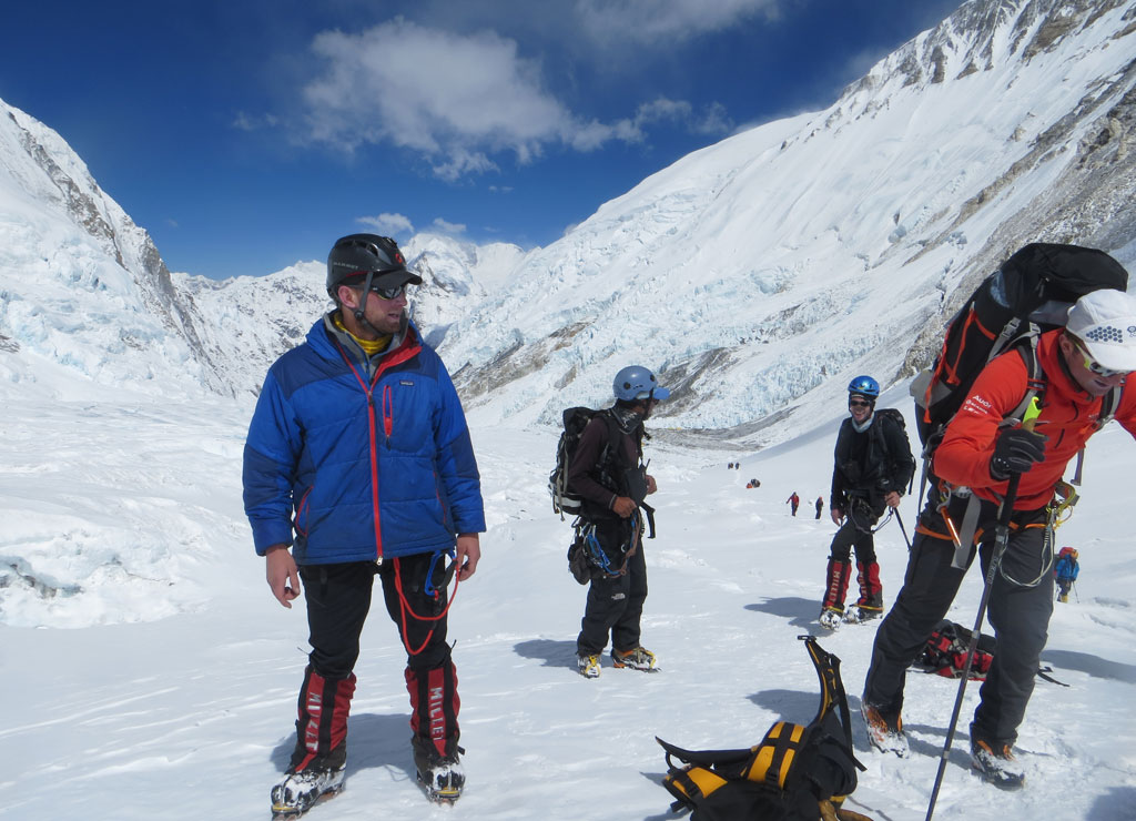 Ули Штек в красной куртке справа поднимается по склону Эвереста. Фото сделано до начала конфликта