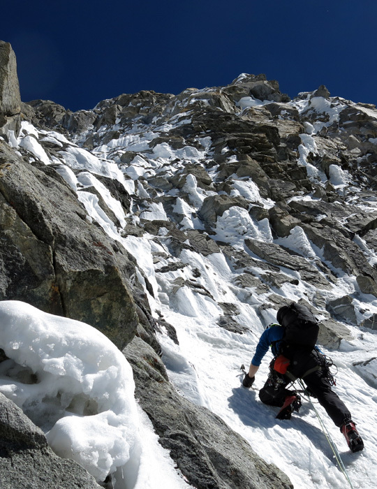 Ян Вельстед (Ian Welsted)  на микстовом участке на отметке 6300 метров, недалеко от третьего бивуака на Северо-Западной стене  K6 West. Фото Raphael Slawinski