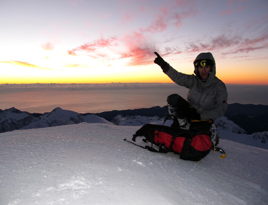 Гай МакКиннон (Guy McKinnon) в сумерках на вершине горы. Tutoko, 11 июля 2013 